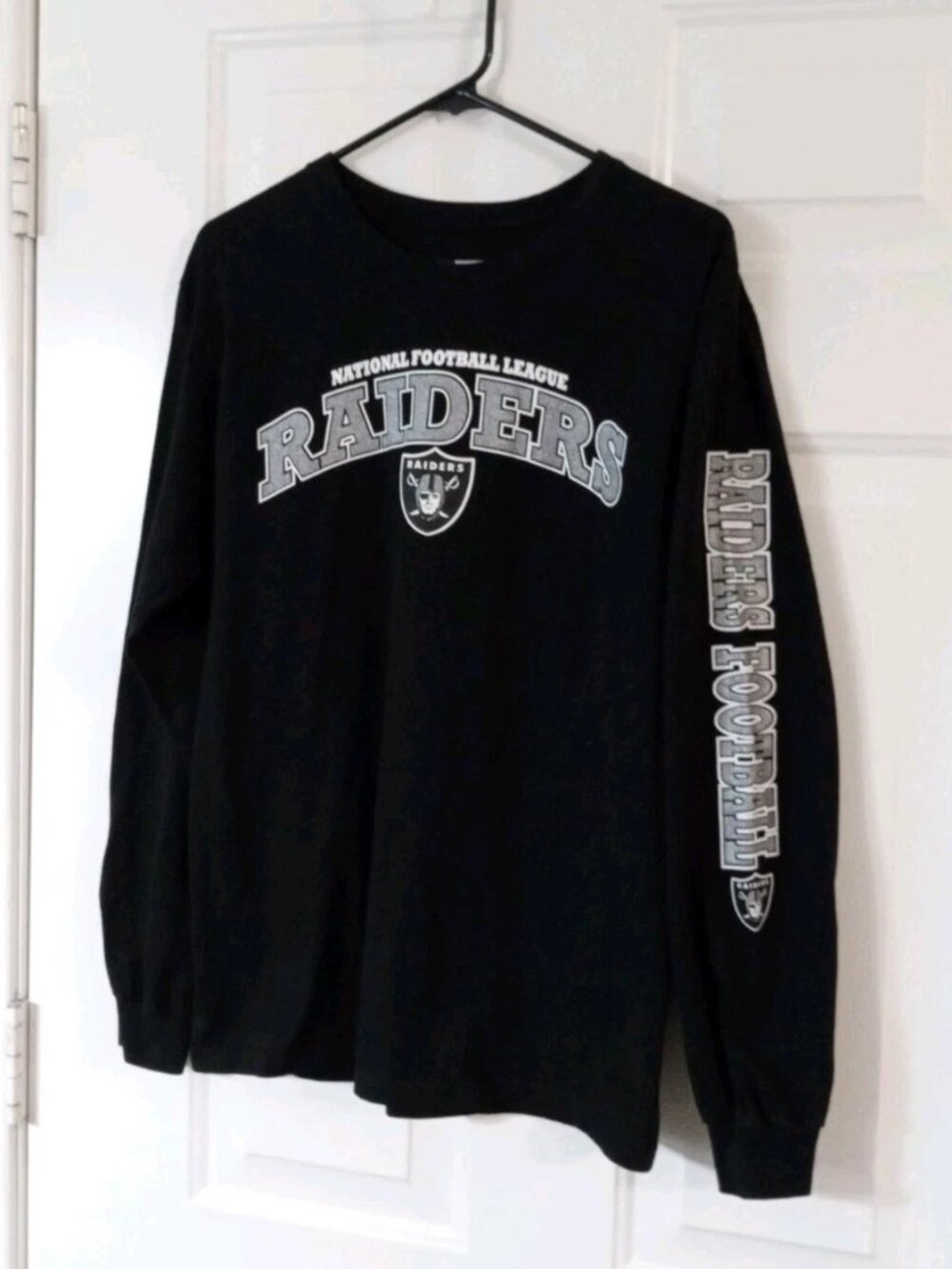 Raiders NFL Team Apparel Men's Medium Spellout Logo Black Long Sleeve T Shirt